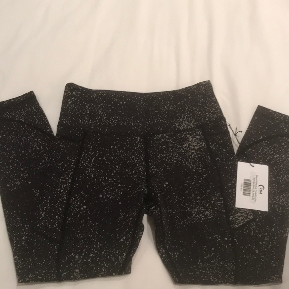 Zyia black reflective leggings NWT 6-8